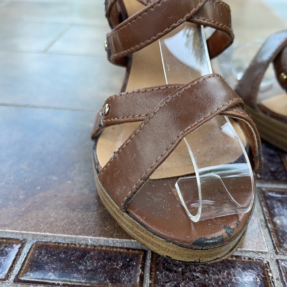 Delicious Open Toe With Multiple Straps & a Double Gold Buckle Leather heels - Picture 6 of 8